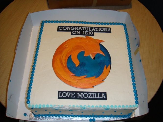 Mozilla привітала Microsoft тортом