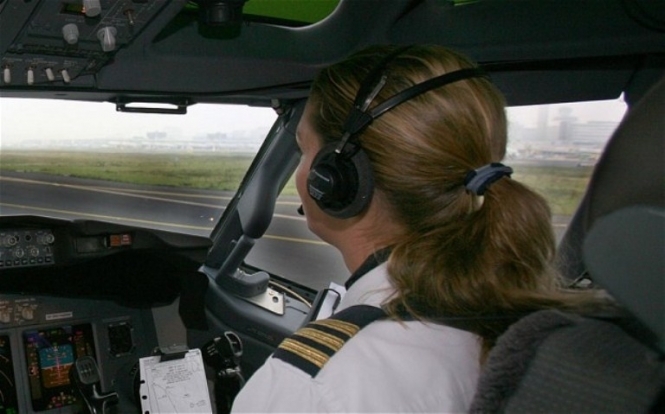 Половина шведських пілотів люблять поспати за штурвалом