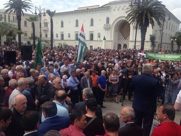 Прихильники опозиції в Абхазії штурмують адміністрацію президента, - фото