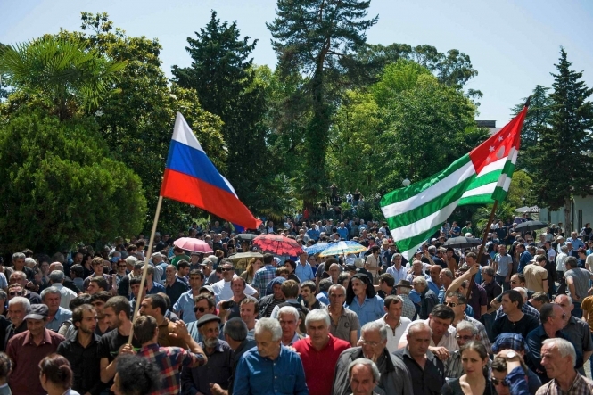 Демократия по-русски: за выборами в самопровозглашенной Абхазии наблюдают представители ДНР