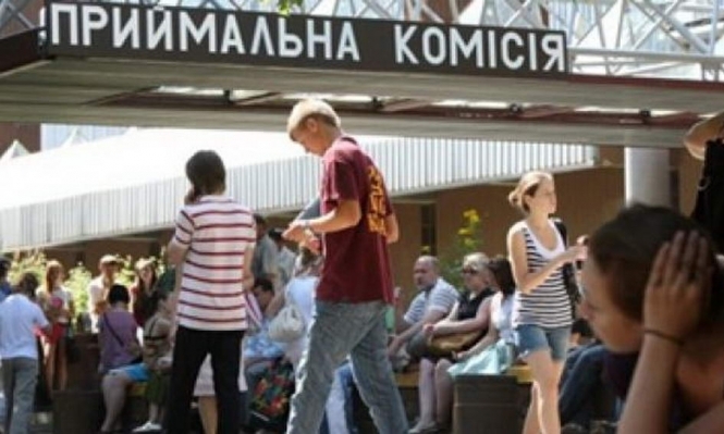 Порошенко подписал закон, который облегчает условия поступления абитуриентам из Донбасса
