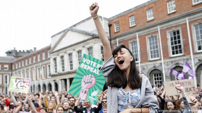 Ирландский парламент легализовал аборты: в случае угрозы жизни матери или патологии плода