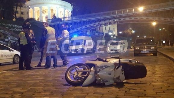 Горе-вор в Киеве упал с награбленным со скутера и был задержан