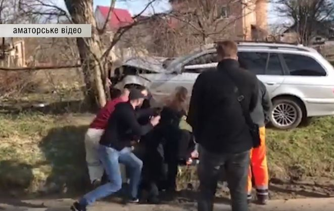 В Черновцах водитель-беглец напал на девушку-патрульную