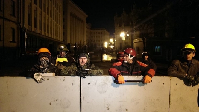 Самооборона Майдана стоит под Администрацией президента 