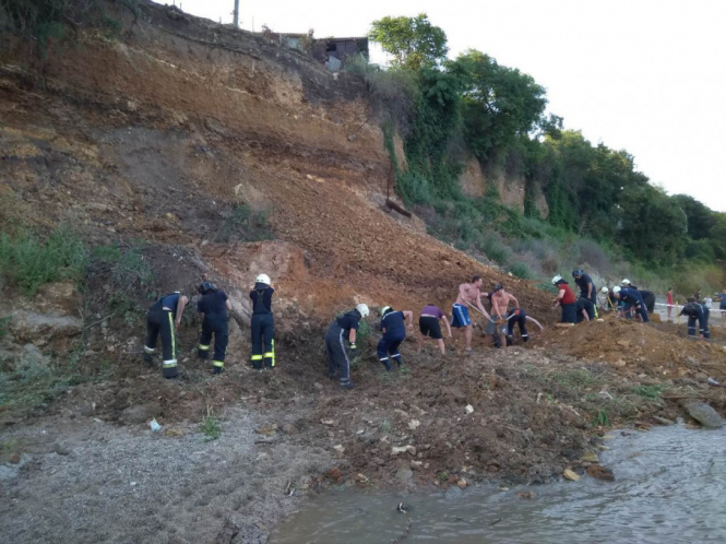Зсув ґрунту на пляжі в Одесі: рятувальники не виявили людей під завалами
