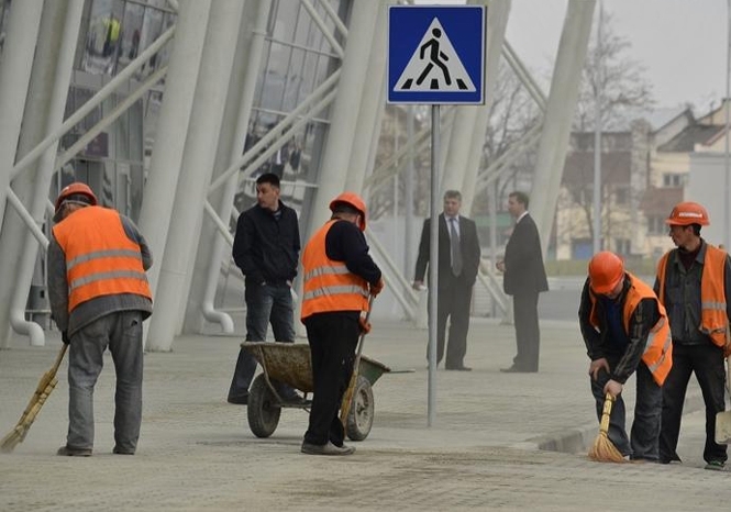 Аеропорт у Львові розчищають для Януковича (фото)