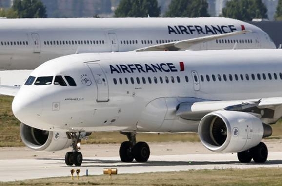 Два літаки Air France змінили курс через загрози вибухів