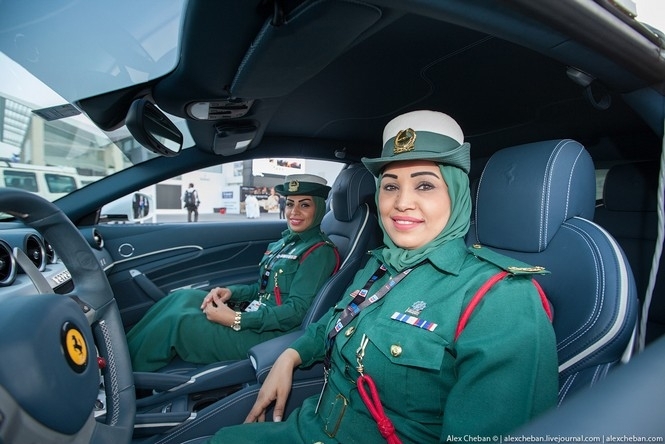Строгие девушки из полиции Дубаи