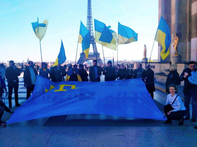 У Парижі на площі Прав Людини пройшла акція на підтримку кримських татар