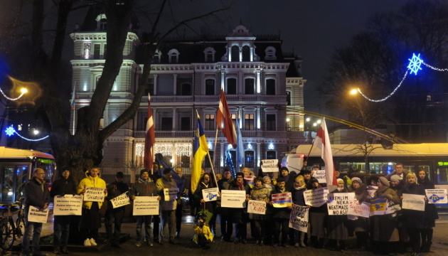Під посольством Росії у Ризі пройшла акція проти порушення прав українців