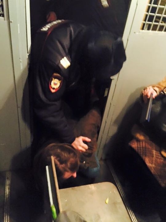 В Москве возле украинского посольства задержали 8 активистов, пришедших почтить Небесную сотню