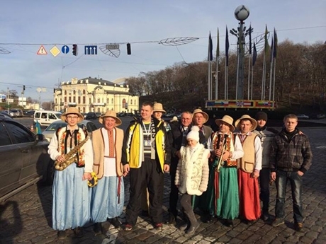 Автомайдан завітав з колядками до активістів Євромайдану, яких утримують у Лук'янівському СІЗО