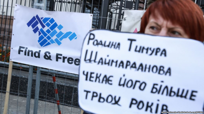 В Киеве возле посольства России провели акцию, направленную на поиск пропавших людей в Крыму