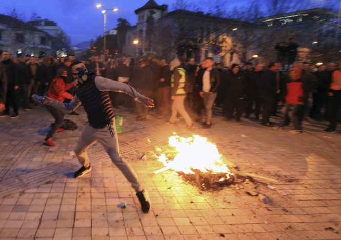 Протесты в Албании: полиция применила газ под зданием парламента
