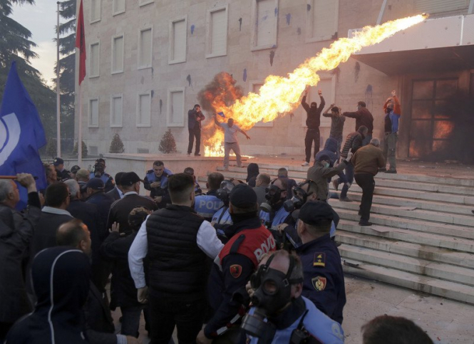 Протестующие в столице Албании подожгли здание парламента, - ФОТО