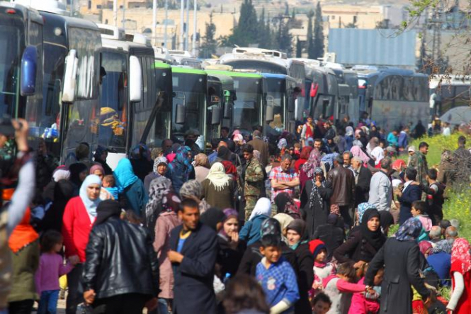 Тисячі людей застрягли біля Алеппо через призупинення евакуації
