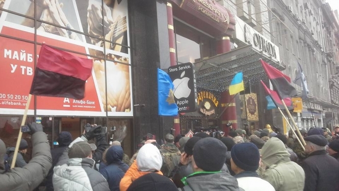Активісти атакували офіс Ахметова і російський Альфабанк, - ФОТО