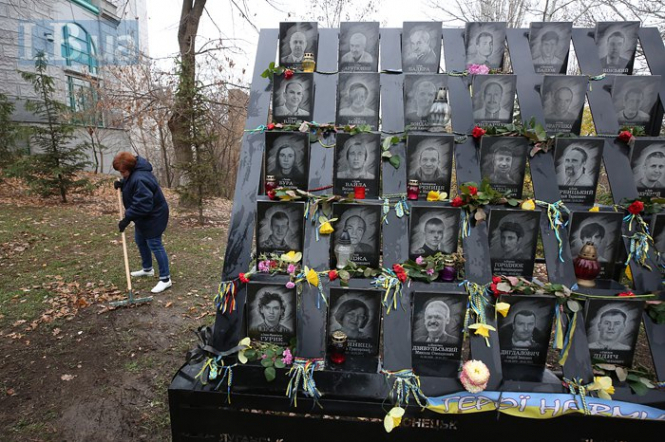 В Киеве накануне Дня достоинства и свободы провели уборку на аллее Героев Небесной Сотни