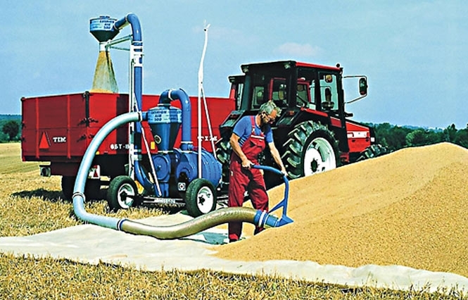 Азаров: стабільність гривні залежатиме від врожаю зерна