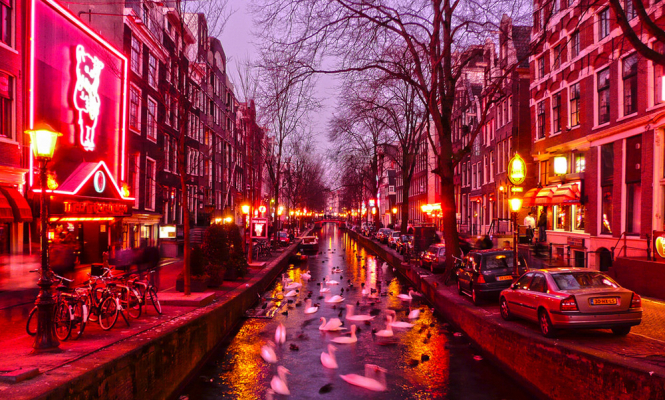 В Амстердаме запретят экскурсии в квартале красных фонарей