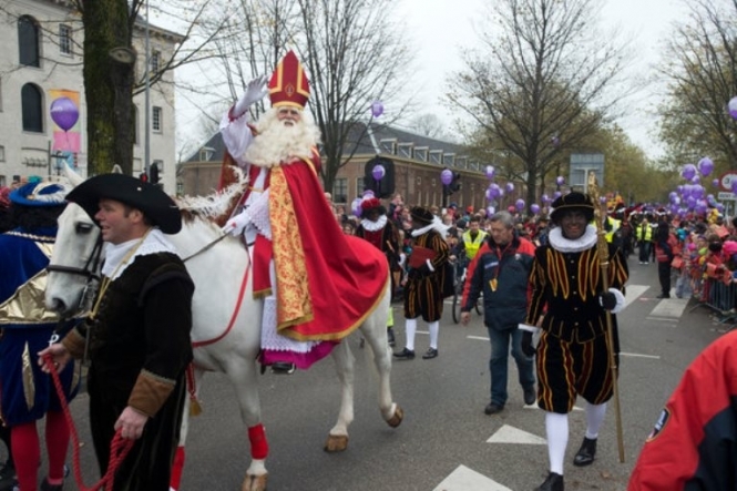 Жители Нидерландов увидели в помощнике Санта-Клауса расистский символ