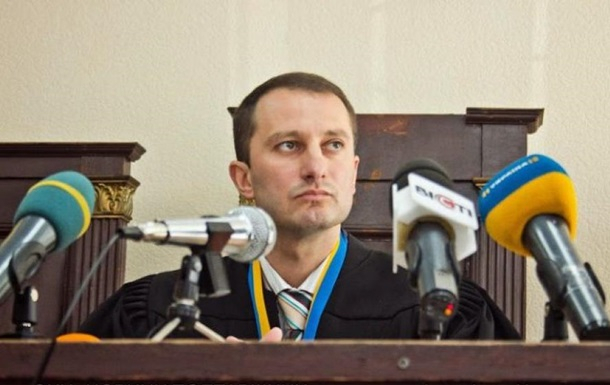 Родичі судді Антонова, який закрив справу Кернеса, скуповують квартири і люксові автівки
