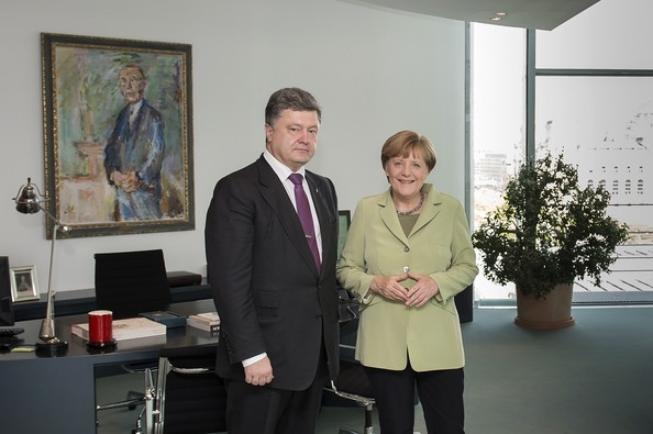 Порошенко еще не президент, а уже поговорил с Меркель о украинско-немецкие отношениях
