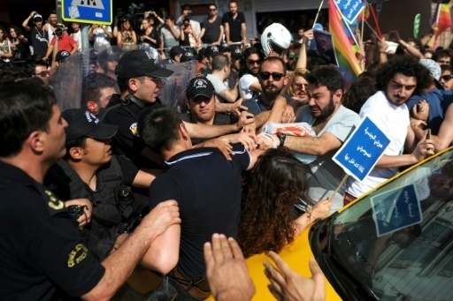 В Анкарі з'явилися плакати із закликами до вбивства геїв