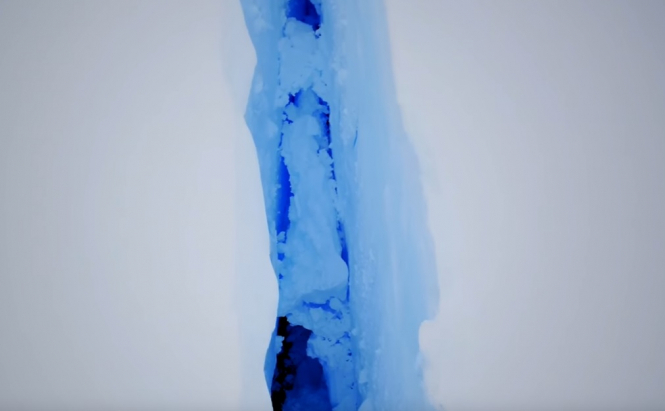 Ученые показали огромную трещину в леднике Антарктиды - ВИДЕО