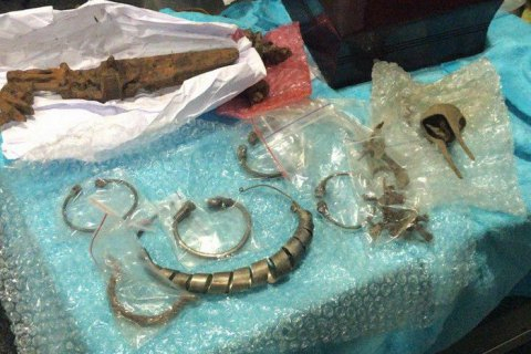 В Борисполе у ​​гражданина Украины изъяли 103 антикварных предметы, которые он пытался вывезти в Нидерлан