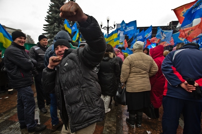 Прихильники регіоналів та політики влади проводять мітинг у Маріїнському парку в Києві 