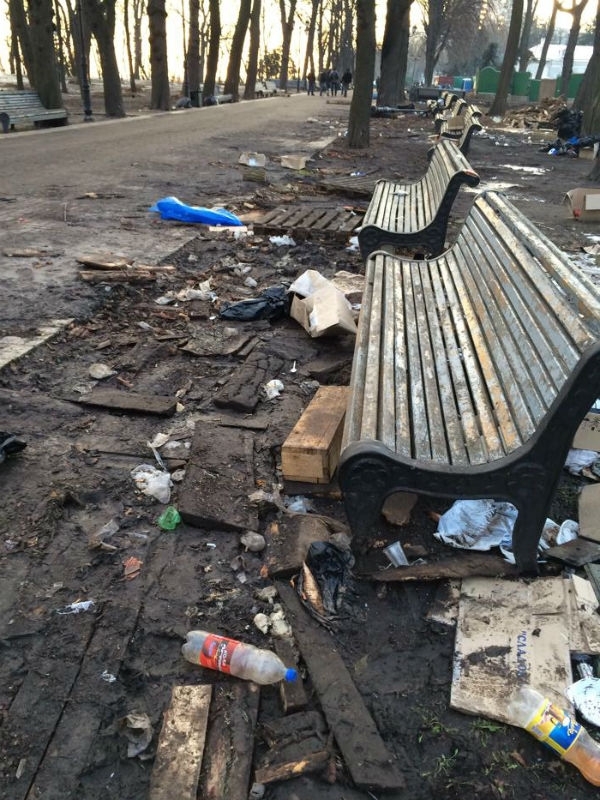 Участники Антимайдана ушли, оставив по себе уничтоженый Мариинский парк (фото)