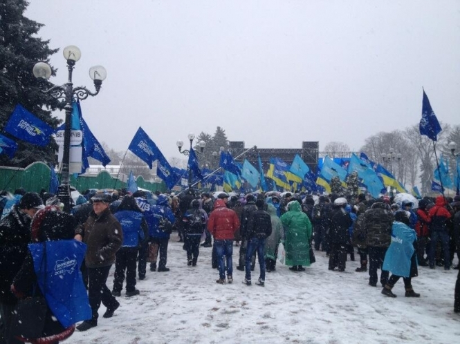 Новые силы Антимайдана прибывают к Мариинскому парку
