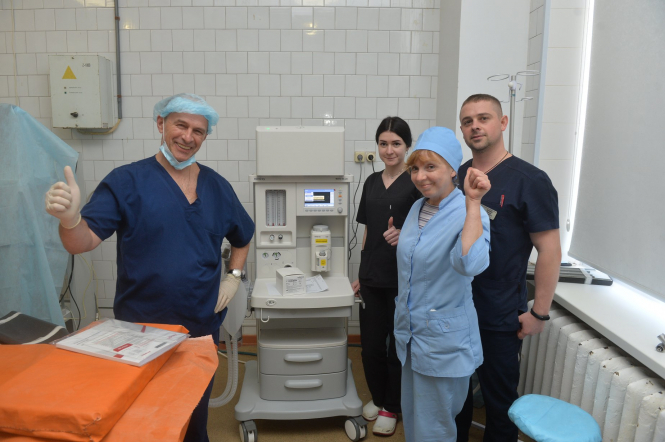 Борис Ложкін передав київській лікарні унікальний дихальний апарат для лікування коронавірусу