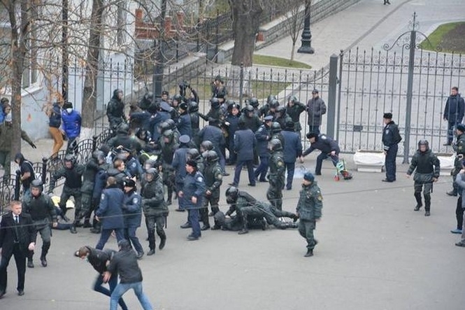 Неизвестные, назвавшиеся Самообороной Майдана, пытались спилить забор под АПУ