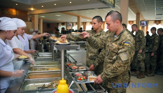 Міноборони спростовує чутки, про те що нова система харчування в армії задорога