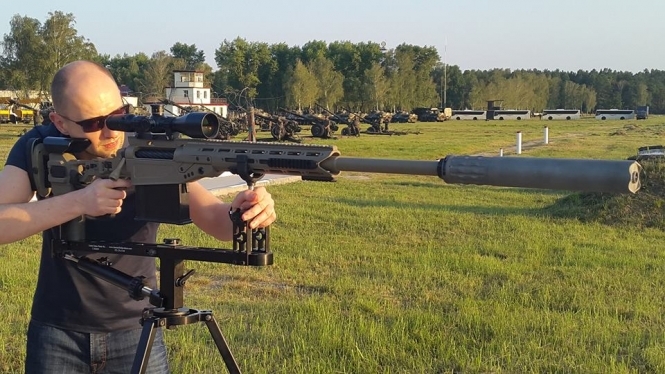 Яценюк приехал проверить новое снайперское снаряжение для Нацгвардии