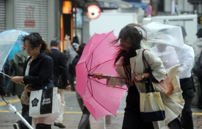 Потужний тайфун паралізував рух до Токіо