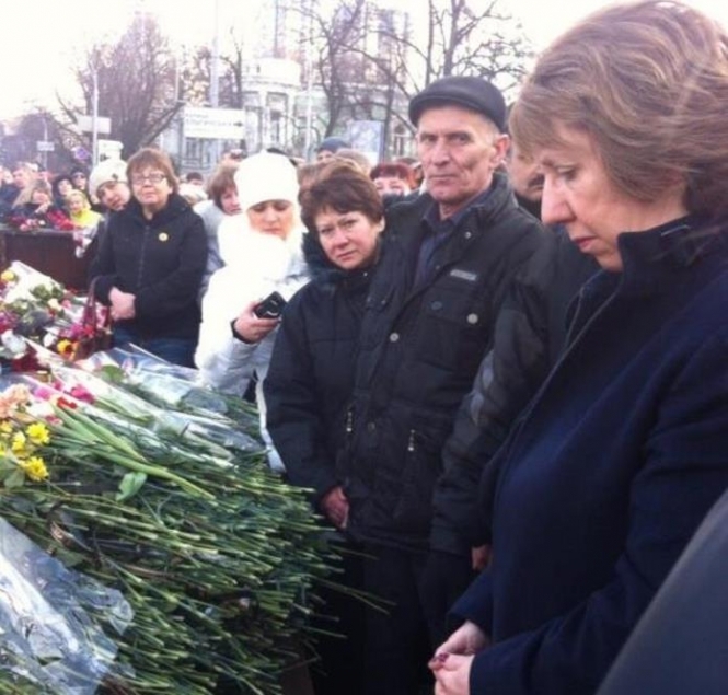 Ештон у Києві вшанувала пам'ять загиблих героїв і зустрінеться з Тимошенко