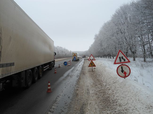 Украинские коммунальщики кладут асфальт под снегом - ВИДЕО