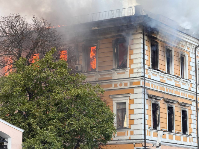 У центрі Києва російський дрон влучив у будівлю НАН України, є жертва