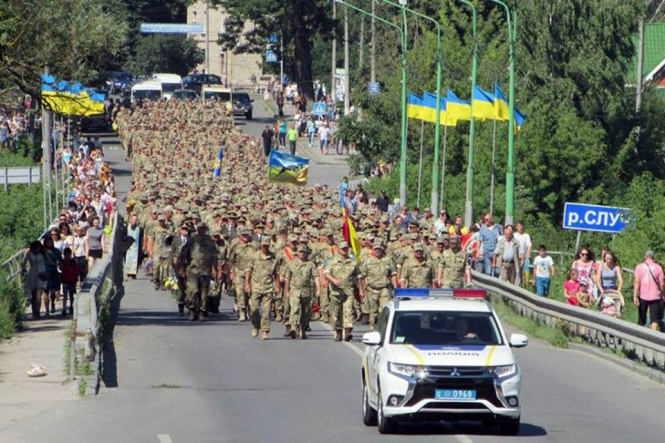 На Житомирщині усім містом зустріли воїнів, які 3 роки боронили Україну в зоні АТО, - ВІДЕО ФОТО