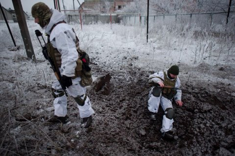 Двоє військових загинули на Донбасі, п'ятеро поранені

