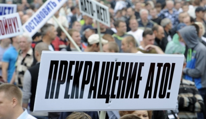 На Луганщині терористи виводять людей на мітинг проти АТО та погрожують терактами