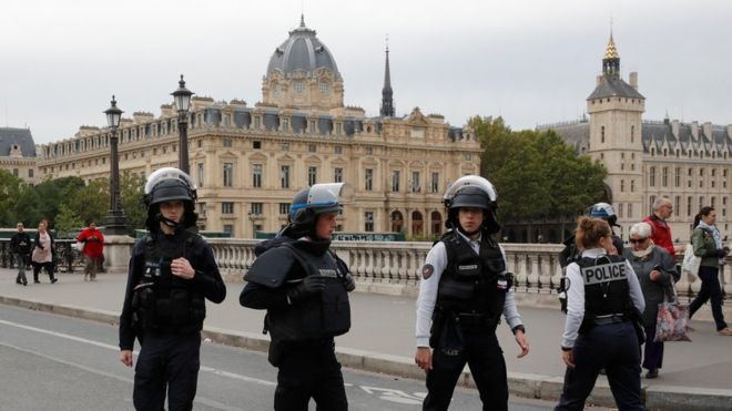 У Франції правоохоронці застрелили чоловіка, який напав з ножем на поліцейських
