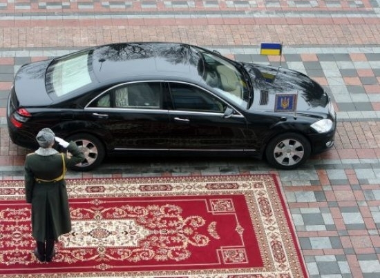 Кортеж Януковича так поспішав на молебінь до Кирила, що ледь не потрапив в аварію