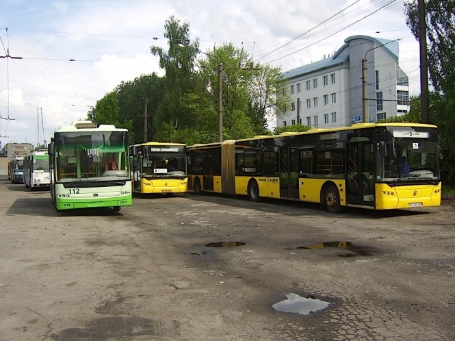 Львівські перевізники розпродують автобуси, куплені до Євро-2012