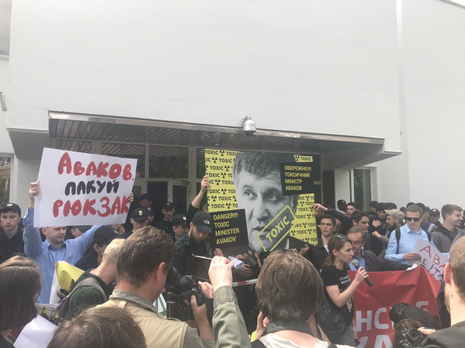 Столкновения под зданием МВД: как задерживали Шабунина - ВИДЕО - ОБНОВЛЕНИЕ