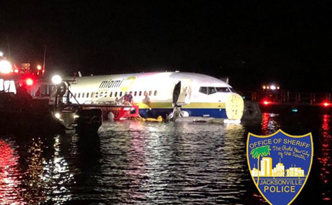 У США літак зі 143 людьми потрапив у річку, є постраждалі